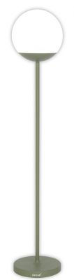 Grüne Mooon! Stehleuchte von Fermob, Höhe 134 cm, mit runder, leuchtender Kugel.